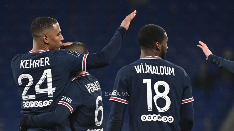 Wijnaldum không nổi bật giữa hàng tiền vệ chật chội của PSG