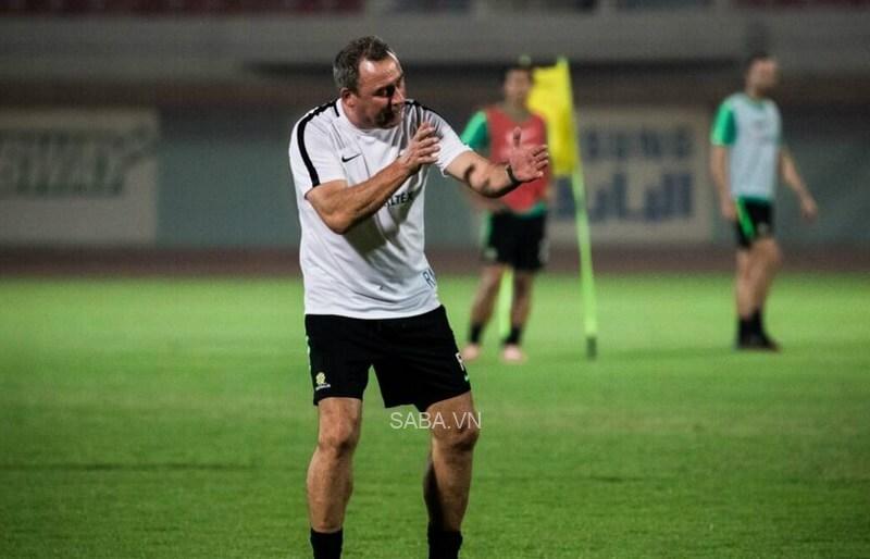 Ông Meulensteen nhiệt tình chỉ đạo trên sân tập. (Ảnh: Socceroos)