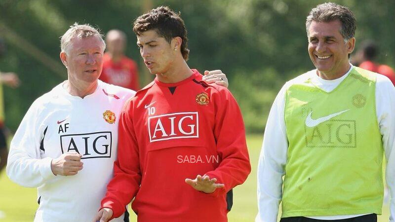 Queiroz bên cạnh Sir Alex và Ronaldo. (Ảnh: Twitter)