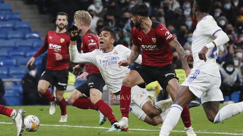 Casemiro ngã trong vòng cấm mang về quả penalty cho Real