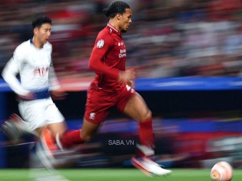 Robertson cho rằng Van Dijk là cầu thủ nước rút giỏi nhất Liverpool