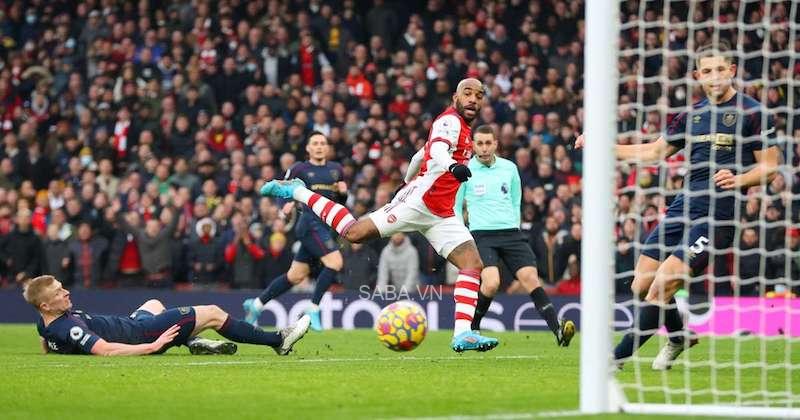 Lacazette đã bỏ lỡ một cơ hội cực kỳ ngon ăn ở trận này