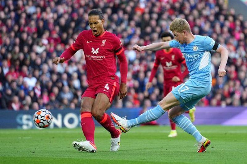 Van Dijk cho rằng Liverpool vẫn còn có thể cạnh tranh với Man City