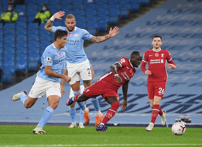 Carragher cho rằng Liverpool khó đua vô địch với Man City