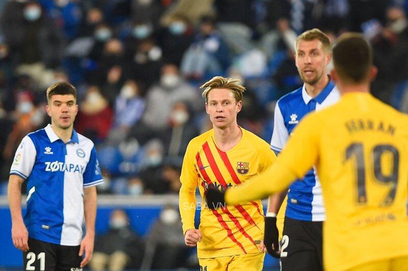 Bàn thắng của De Jong đem về niềm vui muộn cho Barca