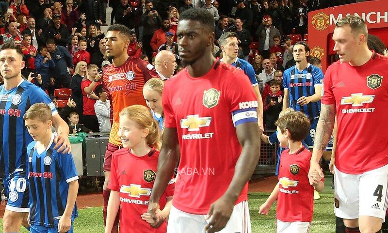 Tuanzebe từng được đeo băng đội trưởng của Man United 