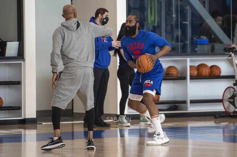 Harden tập luyện cùng các đồng đội 76ers