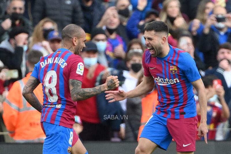 Alba & Alves: Cặp cánh trẻ mãi không già của Barcelona