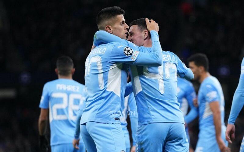 Cancelo và Foden trong một lần ăn mừng cùng nhau. (Ảnh: Twitter)