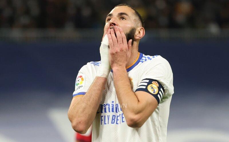 Các Madridista hồi hộp chờ đợi tình hình của Benzema.