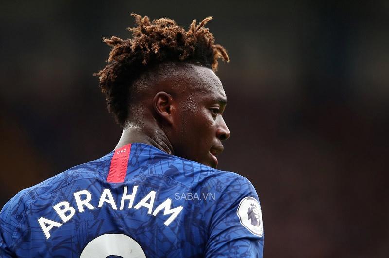 Abraham phải rời Chelsea vào mùa hè năm ngoái (Ảnh: Getty)