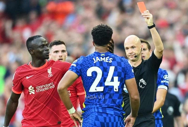 James từng phải nhận thẻ đỏ trước Liverpool hồi đầu mùa