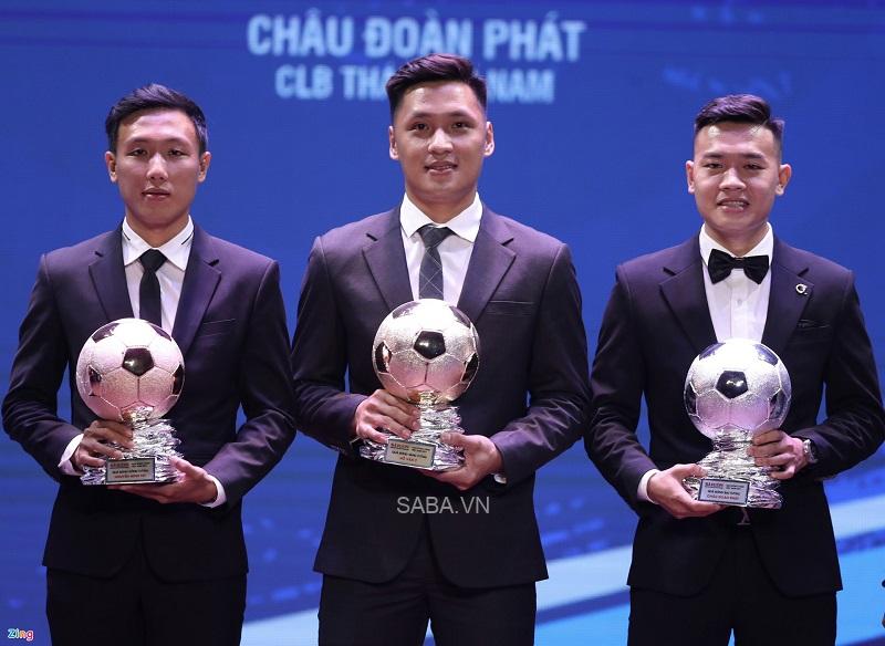 Thủ môn Hồ Văn Ý (đứng giữa) đoạt Quả bóng vàng futsal 2021 (Ảnh: Zing)