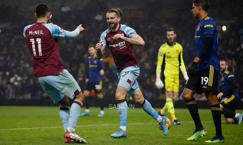 Burnley vùng lên trong hiệp 2 để giật lại 1 điểm 