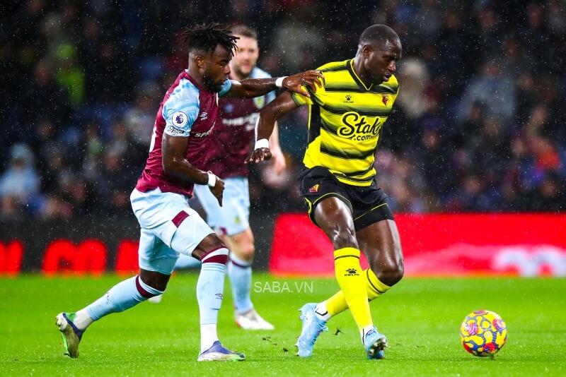 Burnley vừa chia điểm với Watford