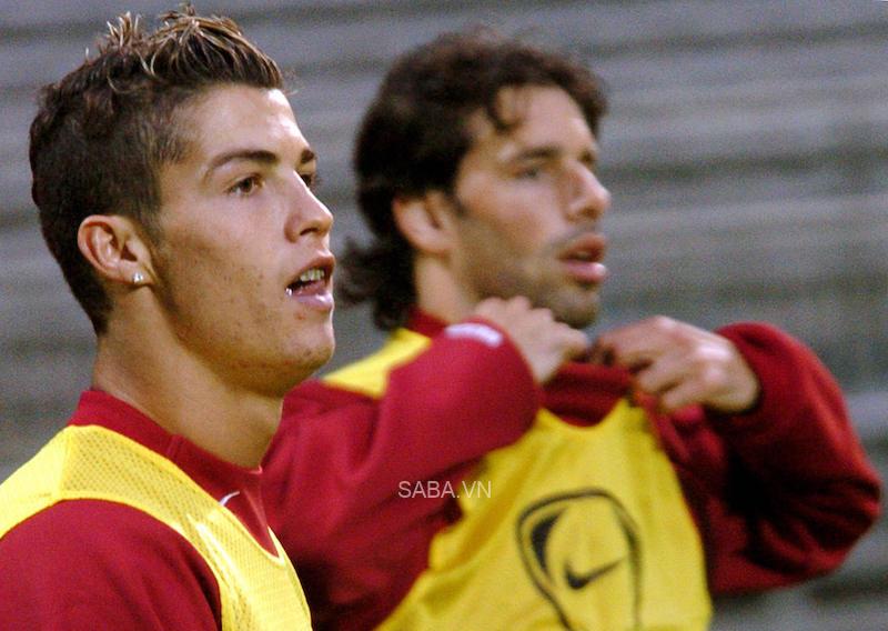 Ronaldo vẫn chưa xô đổ được cột mốc của Nistelrooy tại C1