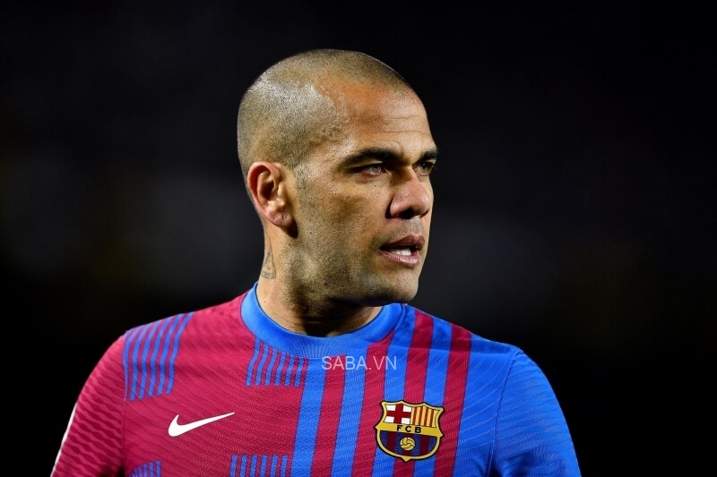 Alves có thể ra đi khi Barca chiêu mộ thành công những hợp đồng mới