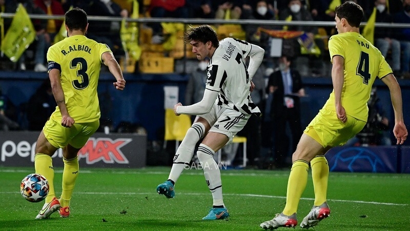 Villarreal cần kèm chặt Vlahovic.