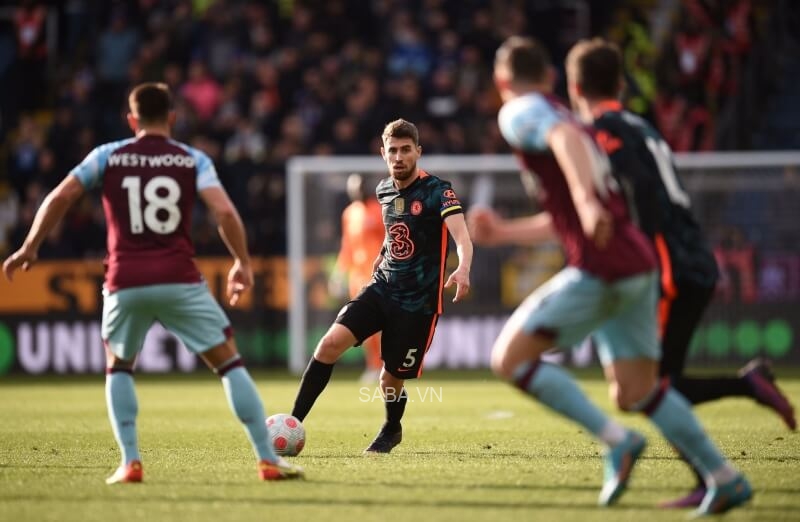 Jorginho đeo băng đội trưởng trong trận gặp Burnley cuối tuần trước