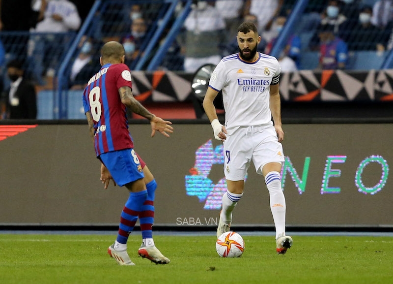 Cả Benzema và Alves đều chưa chắc góp mặt tại El Clasico tới (Ảnh: Ahmed Yosri)