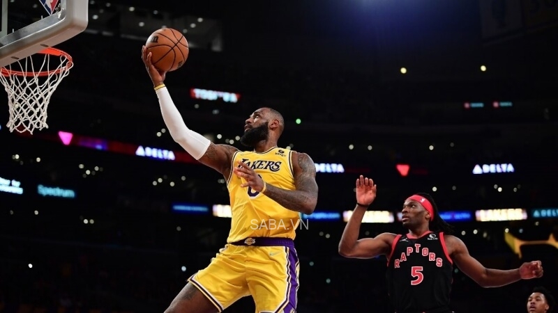 LeBron không thể giúp đội nhà vượt qua Bầy Khủng Long