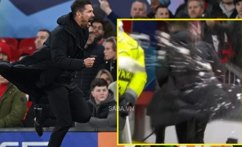 Simeone bị CĐV MU ném nhiều vật thể lạ