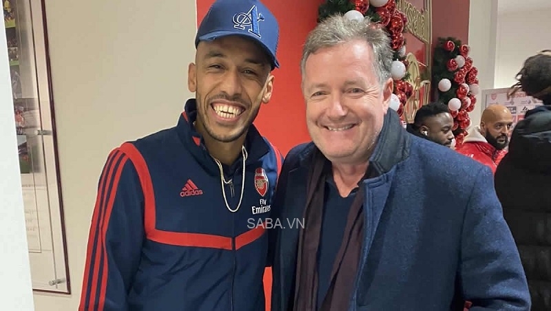 Aubameyang có mối quan hệ khá thân thiết với Piers Morgan