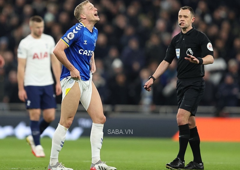 Everton đua trụ hạng, Carrick vẫn mừng cho Van de Beek