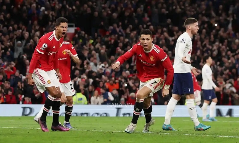 Ronaldo ghi hat-trick vào lưới Tottenham (Ảnh: Getty)