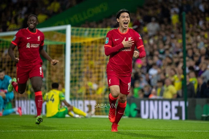 Liverpool đi tiếp trong ngày Minamino rực sáng