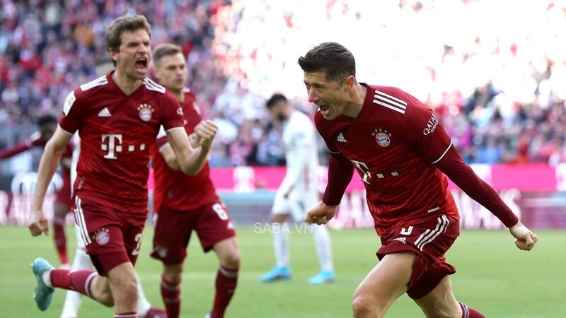 Lewandowski sắm vai người hùng mang về 3 điểm cho Bayern