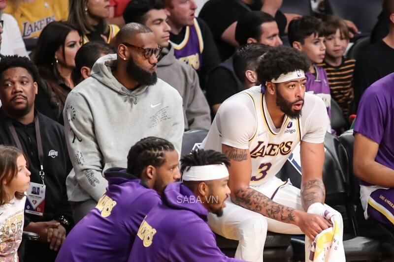 LeBron và Davis chứng kiến đội nhà thi đấu trong vô vọng