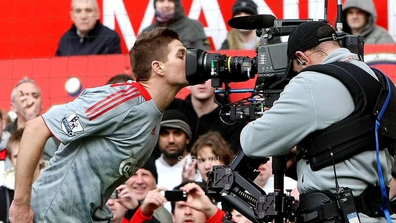 Gerrard khiến Old Trafford câm lặng.