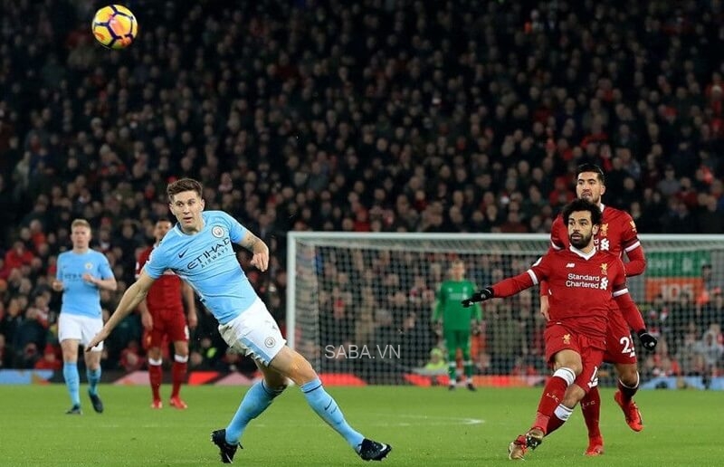 Mohamed Salah rót bóng qua đầu Ederson.