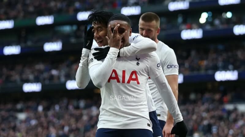 Tottenham cũng đang đe dọa vị trí của The Blues