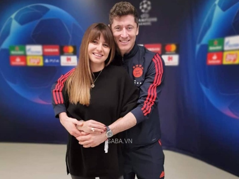 Vợ Lewandowksi khiến thông tin gia nhập Barca càng trở nên rõ ràng 