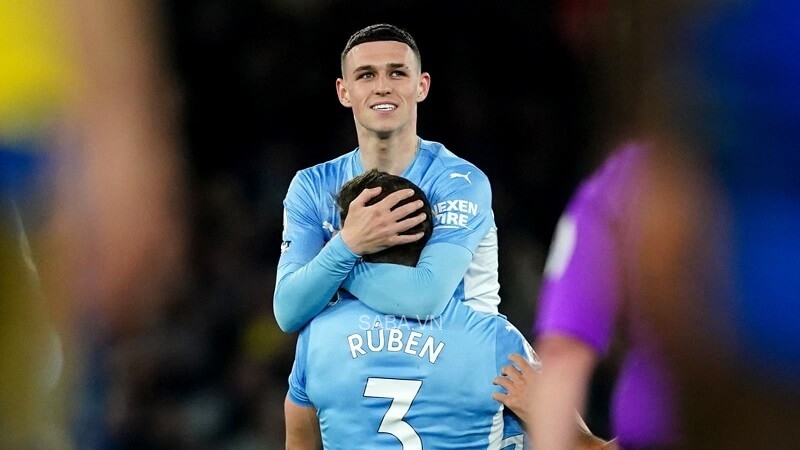 Phil Foden ăn mừng bàn thắng nâng tỷ số lên 2-0