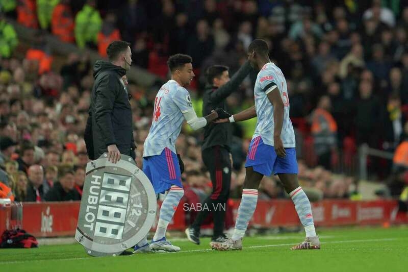 Pogba phải rời sân sau 10 phút đầu trong trận thua 0-4 trước The Kop