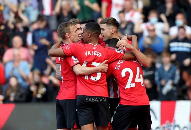 Southampton vượt lên từ cuối hiệp 1 