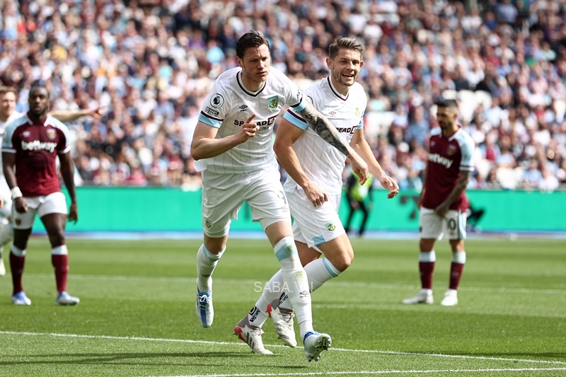 Burnley vượt lên sau pha bóng sở trường 