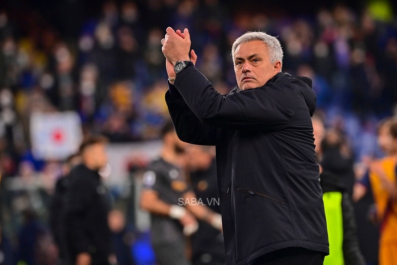 Mourinho hướng tới trận lượt về tứ kết Conference League (Ảnh: Getty)