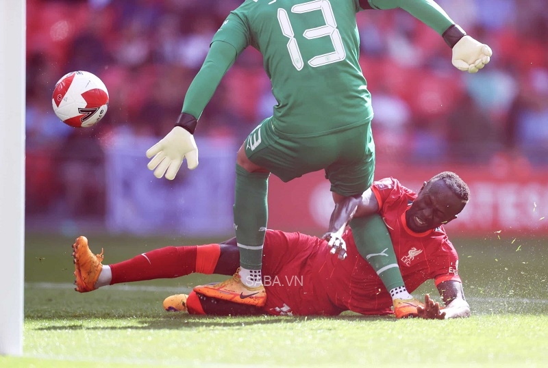 Pha bóng sai lầm của Zack Steffen (Ảnh: Getty)