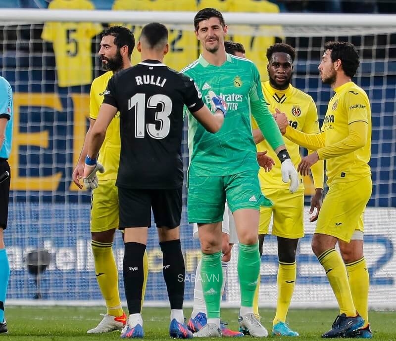 Thibaut Courtois chào mừng Gerónimo Rulli đến với hội các thủ môn bị xâu kim.