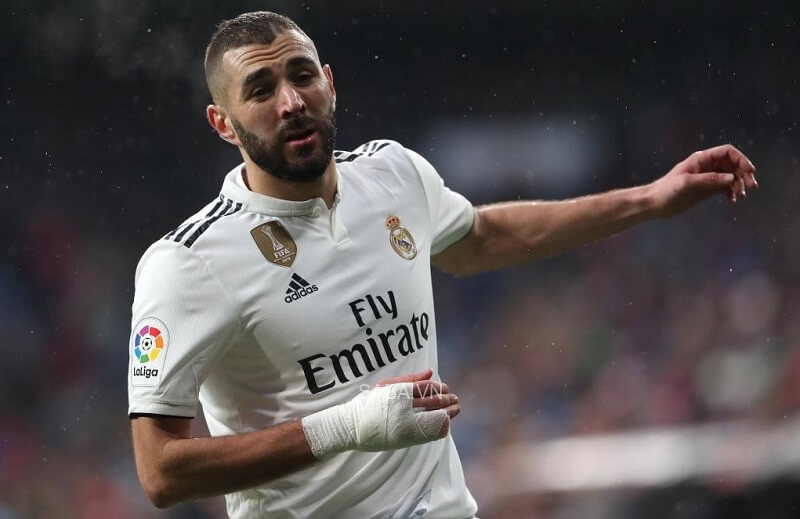 Benzema quấn băng không phải vì sở thích.