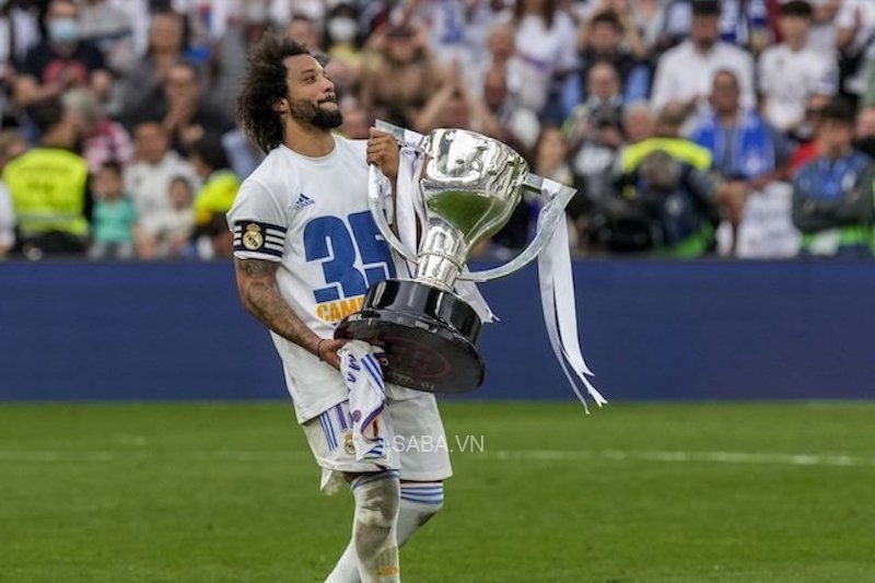 Marcelo là người nâng cúp cho Real Madrid