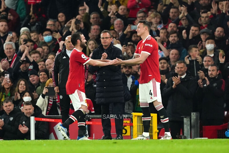 Phil Jones được trao cơ hội chào tạm biệt các CĐV tại Old Trafford