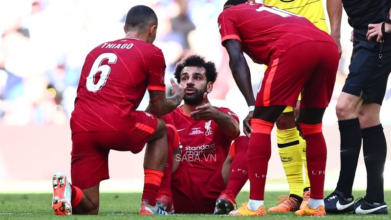 Salah rời sân sớm từ hiệp 1 khiến nhiều CĐV The Kop lo lắng