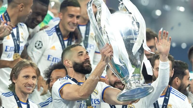 Benzema là ngôi sao sáng nhất trên bầu trời Bernabeu hiện tại