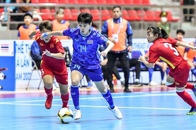 ĐT futsal nữ Việt Nam chơi ngang ngửa với đối thủ (Ảnh: Thanh Niên)