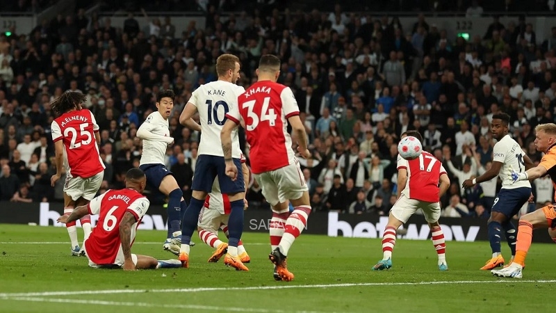 Arsenal tự đá vào chân trong cuộc đua top 4